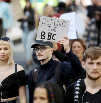 Jau 2000. gadā tika uzsākta kampaņa #DefundtheBBC, ko latviski varētu tulkot kā "atņemt finansējumu BBC", aicinot licences maksātājus televīziju neskatīties un licences nemaksāt, kas nu ir novedis pie viena miljarda mārciņu (1,14 mljrd. eiro) zaudējumiem katru gadu. Sagaidāms, ka Trampa runas rediģēšanas skandāls nemaksātāju skaitu varētu vēl vairot. (Foto no 2020. gada akcijas)