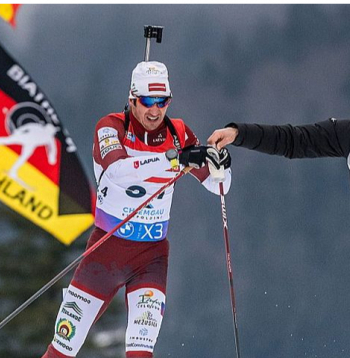 Andrejs Rastorgujevs savās pagaidām pēdējās veiksmīgajās sacensībās šā gada janvārī Rūpoldingā, kur izcīnīja trešo vietu 20 kilometru distancē. Viņam trasē palīdzēja arī Ilmārs Bricis. Pēc nepilna mēneša pasaules čempionāta laikā abi viesnīcā sakāvās.