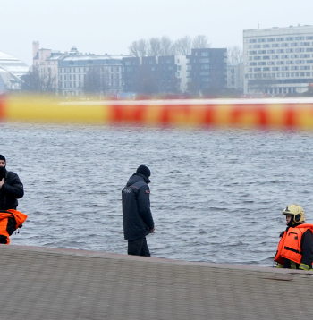 Valsts ugunsdzēsības un glābšanas dienests strādā notikuma vietā starp Akmens un Vanšu tiltu, kur 27. novembrī vieglā automašīna iebrauca Daugavā un nogrima.
