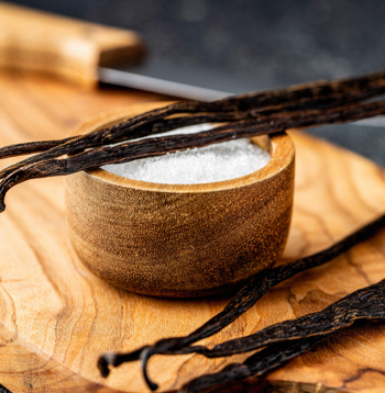 Vanilīns ir svarīgākā vaniļas aromātiskā viela, kas ir dabiskas izcelsmes un atrodas pākstīs kopā ar vairāk nekā 100 citām aromātiskām vielām.