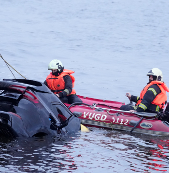 Izceļ auto no Daugavas.