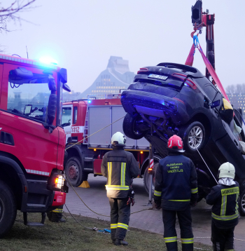 Izceļ auto no Daugavas.