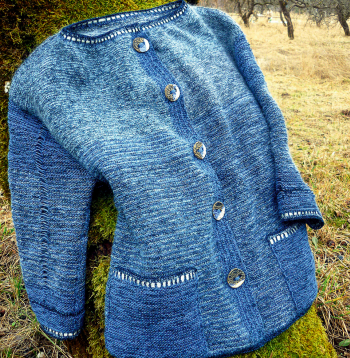 Silta adīta jaka ar uzšūtām kabatām.