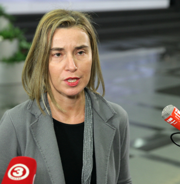 Federika Mogerīni atbild uz žurnālistu jautājumiem Rīgā. 