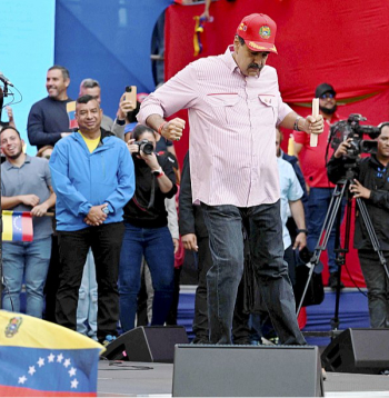 Venecuēlas autoritārais prezidents Nikolass Maduro uzdejo savu atbalstītāju mītiņā pirmdien Karakasā. Kustēdamies mūzikas ritmā, viņš zvērēja "absolūtu uzticību Venecuēlas tautai".