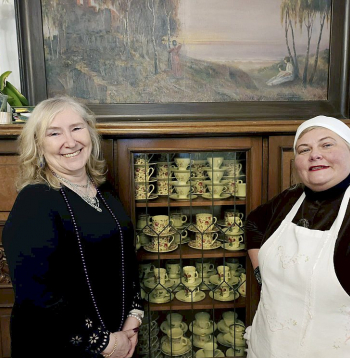 Kamēr lielā apmeklētāju skaita dēļ Latvijas Lauku sieviešu apvienības 25 gadu jubilejas pasākuma oficiālā daļa norisinājās Saulaines lauksaimniecības tehnikuma zālē, pazīstamā TV raidījuma "Īstās latvju saimnieces" viena no pirmajām dalībniecēm Ilze Briede (no labās) un īpašniece Aiva Dreimane-Ozolzīle gādāja par cienastiem Kaucmindes muižā.