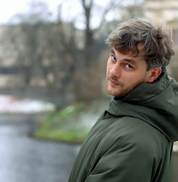 Matīss Budovskis: "Stāsts ir par attiecībām – citam ar citu un pašam ar sevi. Par patiesības meklējumiem sirreālu notikumu vidū, ko pavada Andrim raksturīgais humors un valodas izjūta."