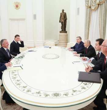 Vladimirs Putins, viņa palīgs Jurijs Ušakovs un ekonomikas sūtnis Kirils Dmitrijevs Maskavā tiekas ar ASV īpašajiem sūtņiem Stīvu Vitkofu un Džaredu Kušneru.