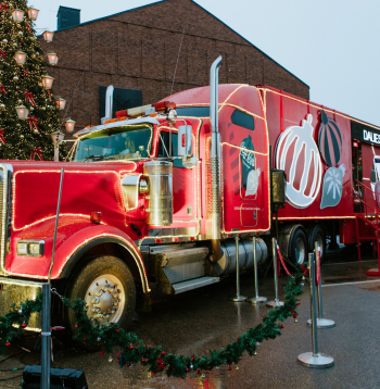 "Coca-Cola" Ziemassvētku automašīna Rīgā.