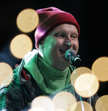 Mūziķu apvienības "Brīnumskapis" uzstāšanās Rātslaukumā.