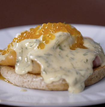 Uz maizītes liek kūpināto zivi, uzliek plaucēto olu, kaviāru, pārlej ar Holandes mērci un gatavs! Uz maizītes liek kūpināto zivi, uzliek plaucēto olu, kaviāru, pārlej ar Holandes mērci un gatavs!