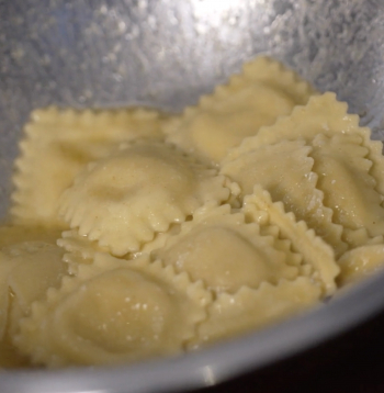 Pelmeņi ar karamelizētu sviestu.