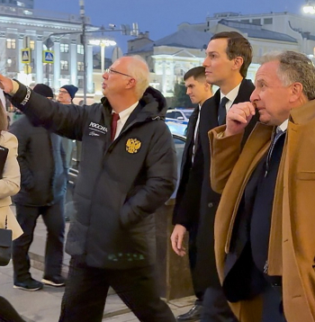 Pirms sarunām Kremlī Krievijas diktatora Vladimira Putina pārstāvis Kirils Dmitrijevs Maskavas centrā bija redzams pastaigājoties ar ASV prezidenta Donalda Trampa znotu Džaredu Kušneru un sūtni Stīvu Vitkofu.