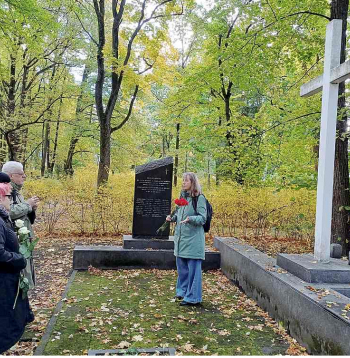 Piemiņas brīdis pie Latvijas Nacionālo partizānu apvienības piemiņas akmens un krusta šoruden. Šajā kapu daļā varētu atrasties vismaz ap 170 cietumā mirušo un nogalināto personu, kas padomju okupācijas gados arestētas pēc "politiskajiem" pantiem.
