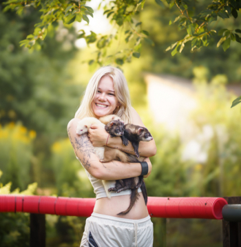 Lizete ir četru mājas sesku saimniece.