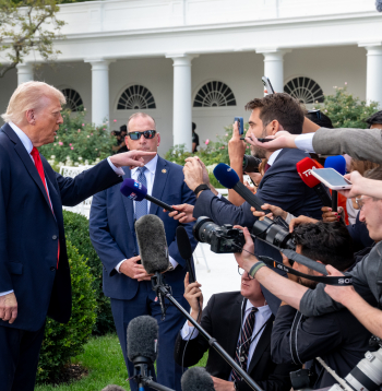 ASV prezidents Donalds Tramps sarunājas ar žurnālistiem.