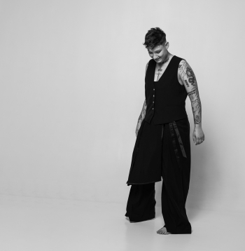 Dziedātāja EMILIJA.