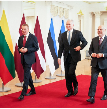 Latvijas Valsts prezidents Edgars Rinkēvičs (no kreisās), Lietuvas prezidents Gitans Nausēda un Igaunijas prezidents Alars Kariss Rīgas pilī.