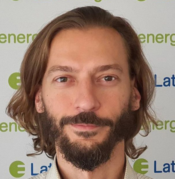 Guntis Lūsis, AS "Latvenergo" vairumtirdzniecības direktors: "Vairāku biržas operatoru paralēla darbība neizmaina elektroenerģijas cenas aprēķinu un noteikti neietekmē elektroenerģijas cenas. "Latvenergo" turpinās pamatdarbību "Nord Pool" biržā un pagaidām nav plānojusi šo tirgus platformu mainīt."