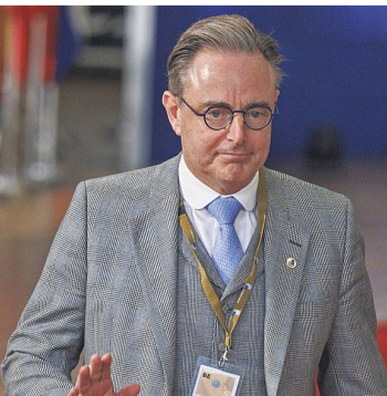 Beļģijas premjerministrs Barts de Vēvers 23. oktobrī, apmeklējot Eiropas Savienības līderu sanāksmi Briselē. Viņš atzinis, ka Krievijas iesaldēto aktīvu jautājumā Beļģija izjūtot "neticamu" spiedienu. Piekāpties Beļģijas valdības vadītājs tomēr neesot gatavs.