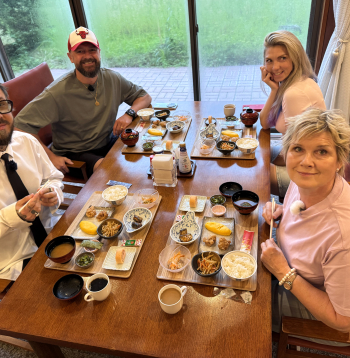 “Četri uz koferiem” Japānā.