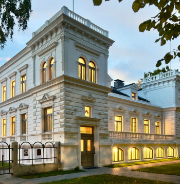 Ventspilnieki raduši ēku Kuldīgas ielā 63 saukt par Grīnberga māju, nu viņiem būs jāielāgo arī nosaukums “Villa Langberg”. Pie ieejas
piestiprinātas plāksnes ar informāciju par abiem īpašniekiem.