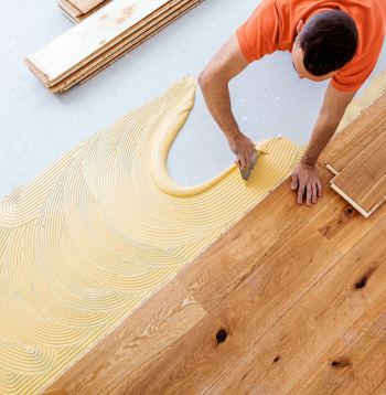 Pielīmējot atsevišķus grīdas segumus pie pamatnes, iespējams paildzināt seguma kalpošanas laiku.