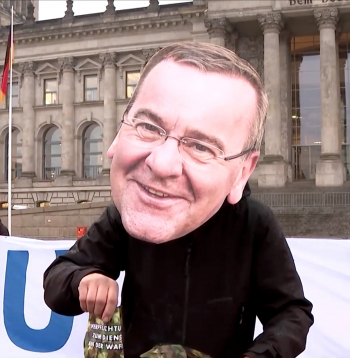 Parlamenta lēmums izsaucis plašus protestus – 90 Vācijas pilsētās pulcējās skolēni, protestējot pret brīvprātīgā militārā dienesta atjaunošanu.