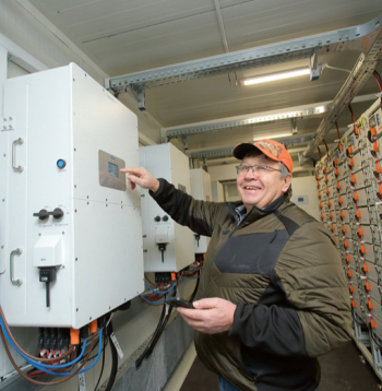 ZS "Vec-Kurmji" saimnieks Jānis Freimanis novietnes tehniskajā telpā ir gandarīts par saules paneļu ražotās elektroenerģijas uzkrāšanu akumulatoros rādītājiem. Vasaras mēnešos saimniecībai pietiek ar savu ražoto elektroenerģiju. ZS "Vec-Kurmji" saimnieks Jānis Freimanis novietnes tehniskajā telpā ir gandarīts par saules paneļu ražotās elektroenerģijas uzkrāšanu akumulatoros rādītājiem. Vasaras mēnešos saimniecībai pietiek ar savu ražoto elektroenerģiju.