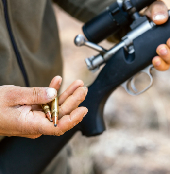 Bez jebkāda izvērtējuma par jebkuru Krimināllikumā noteiktu nodarījumu automātiski tiek apturēta ieroču glabāšanas atļauja.