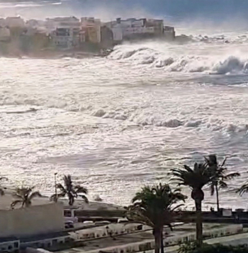 Jūras viļņi triecas pretī Tenerifes krastam.