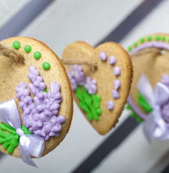 Baltās lavandu mīklas piparkūkas.