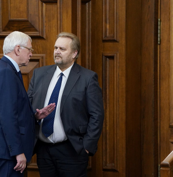 Andrejs Ceļapīters (no labās) Saeimā kopā ar vienu no ZZS frakcijas līderiem Augustu Brigmani.