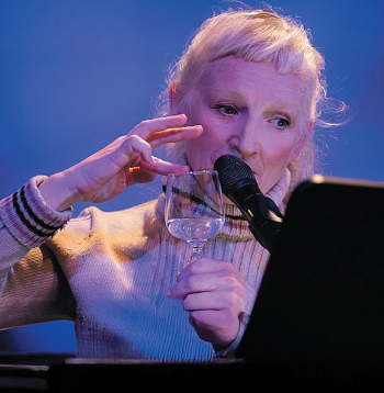 Koncertprogrammā "Guna Zariņa. "Dzeltenais Trotuārs"" skanēs komponistes Annas Veismanes oriģinālmūzika un novatoriskās latviešu modernisma pārstāves, dzejnieces Montas Kromas dzejas darbi. Koncertprogrammā "Guna Zariņa. "Dzeltenais Trotuārs"" skanēs komponistes Annas Veismanes oriģinālmūzika un novatoriskās latviešu modernisma pārstāves, dzejnieces Montas Kromas dzejas darbi.