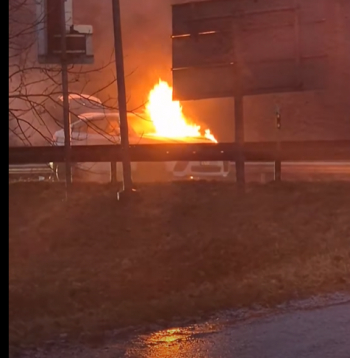 Nodegusī automašīna.