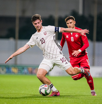 Latvijas U-21 izlases kapteinis Ivans Patrikejevs iepriekšējo pusotru gadu pavadīja Igaunijas vienībā Nemmes "Kalju", kuras rindās aizvadītajā sezonā čempionātā piedalījās 33 spēlēs un izcēlās ar astoņiem gūtiem vārtiem, palīdzot izcīnīt trešo vietu. Pussargs guva vārtus arī UEFA Konferences līgas kvalifikācijā, kur tika sasniegta otrā kārta. Tiesības uz Patrikejevu pieder "Liepājai" un vēl nav skaidrības, kur viņš spēlēs nākamajā gadā. 20 gadus vecais futbolists attālināti studē vadības zinības Ekonomikas un kultūras augstskolas otrajā kursā, mācību process notiek latviešu valodā un sekmes esot labas.