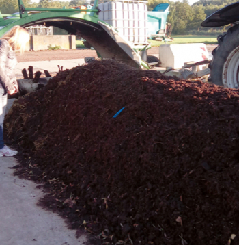 Komposta jaucējs un krāvums (stirpās) intensīvajā komposta veidošanas sistēmā.