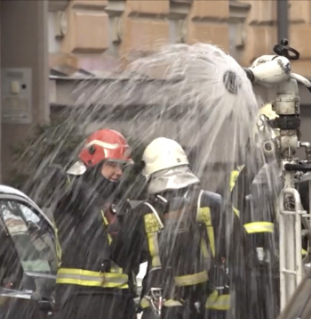 Operatīvie dienesti uzsver, ka mūsdienās ar profesionālajām prasmēm vien nepietiek, un līdzās kompetencei tiek prasīta arī skaidra morālā un valstiskā stāja. Operatīvie dienesti uzsver, ka mūsdienās ar profesionālajām prasmēm vien nepietiek, un līdzās kompetencei tiek prasīta arī skaidra morālā un valstiskā stāja.