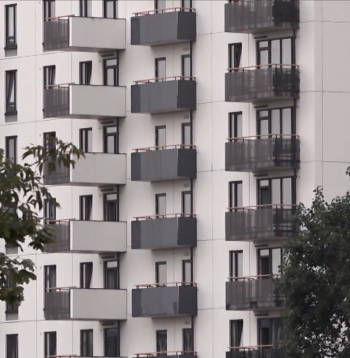 Latvijā renovēti vien 4 procenti daudzdzīvokļu māju. Latvijā renovēti vien 4 procenti daudzdzīvokļu māju.