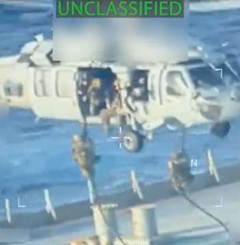 ASV ģenerālprokurores Pemas Bondi platformā "X" izvietotā videofragmentā redzama Savienoto Valstu spēku operācija, kuras laikā tika aizturēts naftas tankkuģis "Skipper".