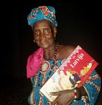 "Lāču" ražojumi Āfrikas veikalos nav redzēti, taču autora sievas vecmāmuļa Dženova dāvanā pasniegtos cepumus novērtēja ļoti atzinīgi.