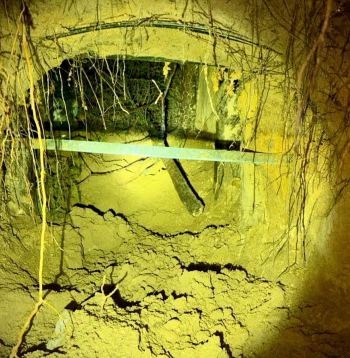 Polijas robežsargi atklājuši tuneli zem žoga uz robežas ar Baltkrieviju.