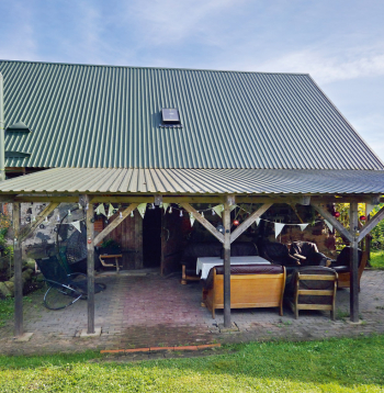 Mednieku māja ierīkota vecā stallī.