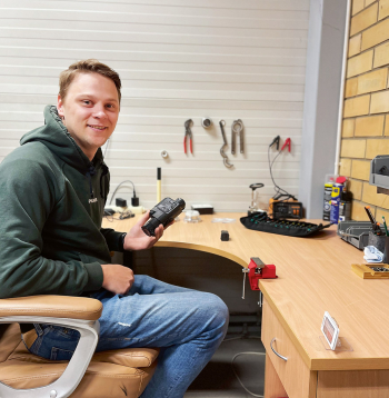 Servisa galvenais meistars Einārs Dreimanis pie sava darba galda.