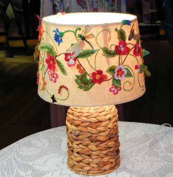 Izšūts lampas kupols.