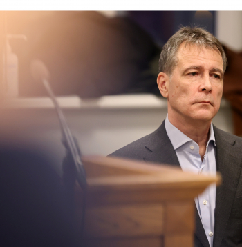 Apsūdzētais VAS "Latvijas dzelzceļš" bijušais valdes priekšsēdētājs Uģis Magonis Rīgas apgabaltiesas sēdē, kurā turpina skatīt pret viņu un Igaunijas uzņēmēju Oļegu Osinovsku krimināllietu saistībā ar kukuļdošanu.