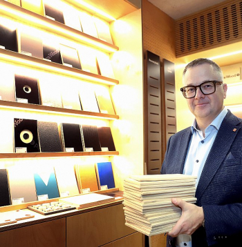 "Šobrīd ir īpaši svarīgi, lai valsts lēmumi balstītos datu analīzē, zinātnē un dialogā ar meža nozari. Latvija var būt paraugs citām Eiropas valstīm, kā līdzsvarot ekonomisko attīstību ar vides mērķiem, ja šie principi tiek īstenoti konsekventi un ar ilgtermiņa skatījumu," tā "Latvijas Finiera" valdes loceklis Mārtiņš Lācis.