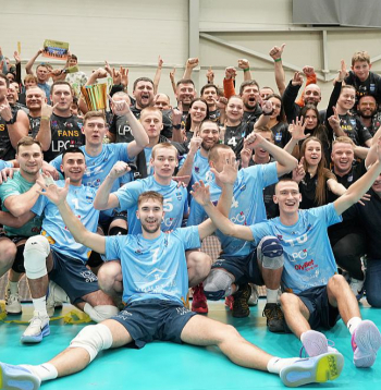 Daugavpils "Ezerzemes/DU" volejbolisti ar saviem līdzjutējiem priecājas par pirmo reizi izcīnīto Latvijas kausu. Pirmajā rindā centrā komandas emocionālais līderis Sandis Vilcāns.