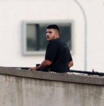 Policisti atklāja uguni uz uzbrucējiem, kas bija tēvs un dēls, nogalinot 50 gadus veco tēvu un ievainojot 24 gadus veco dēlu. 