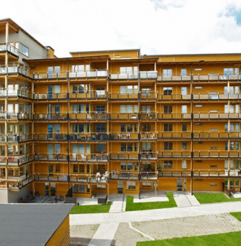 Koka daudzdzīvokļu nams.